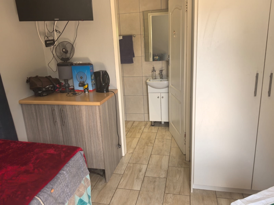 6 Bedroom Property for Sale in Discovery Gauteng