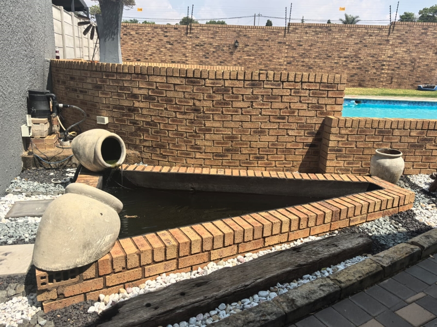 6 Bedroom Property for Sale in Discovery Gauteng