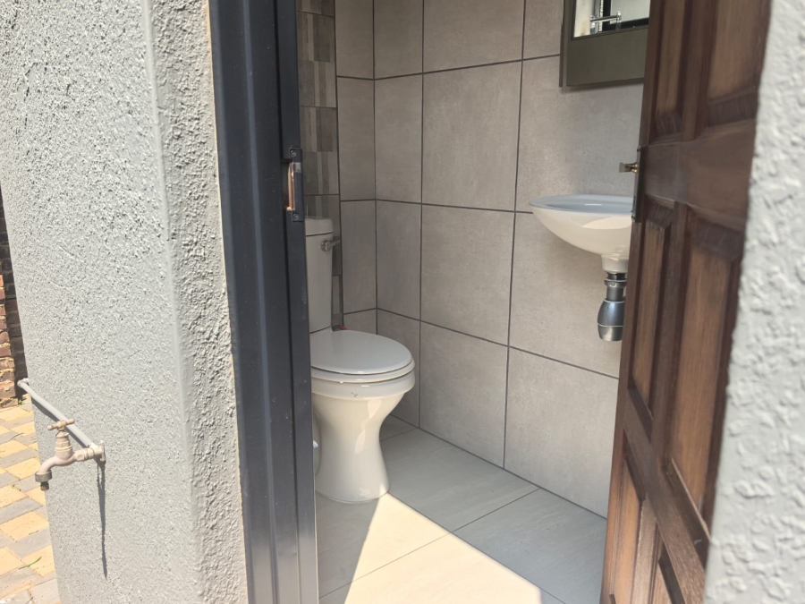 6 Bedroom Property for Sale in Discovery Gauteng