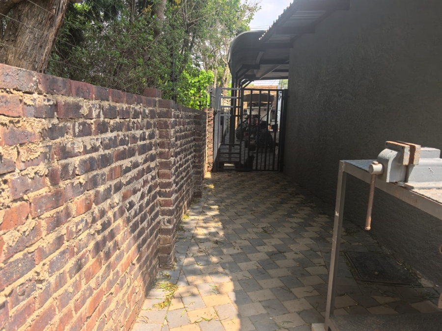 6 Bedroom Property for Sale in Discovery Gauteng