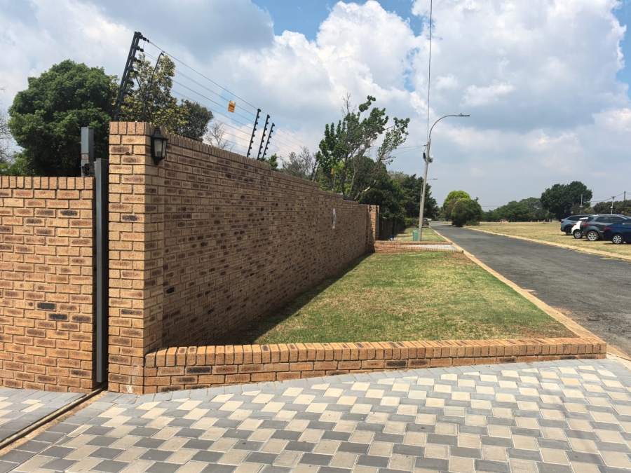 6 Bedroom Property for Sale in Discovery Gauteng