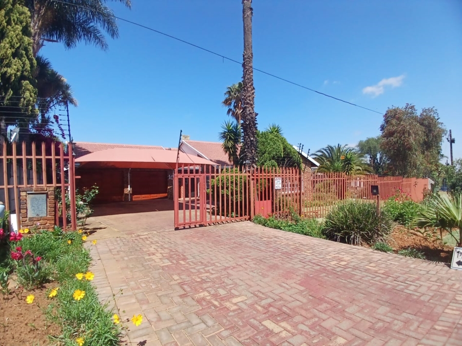4 Bedroom Property for Sale in Greenhills Gauteng