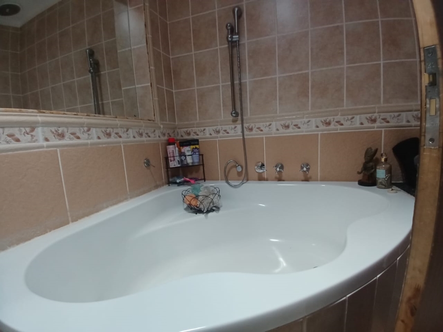 4 Bedroom Property for Sale in Greenhills Gauteng