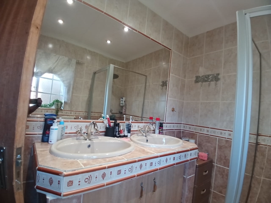 4 Bedroom Property for Sale in Greenhills Gauteng