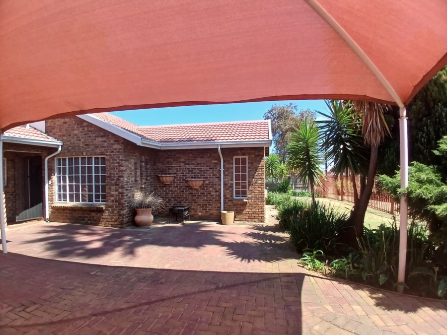 4 Bedroom Property for Sale in Greenhills Gauteng