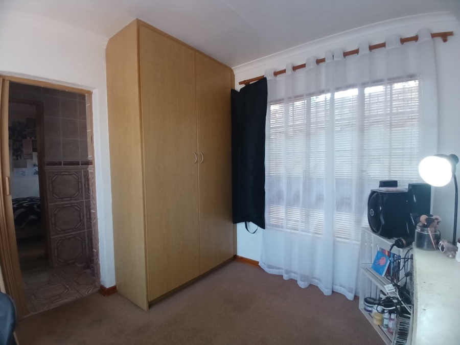 4 Bedroom Property for Sale in Greenhills Gauteng