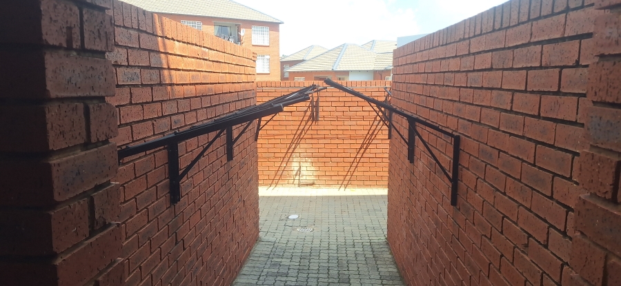 2 Bedroom Property for Sale in Noordheuwel Gauteng