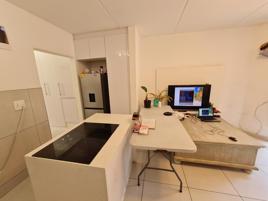 1 Bedroom Property for Sale in Bryanston Gauteng