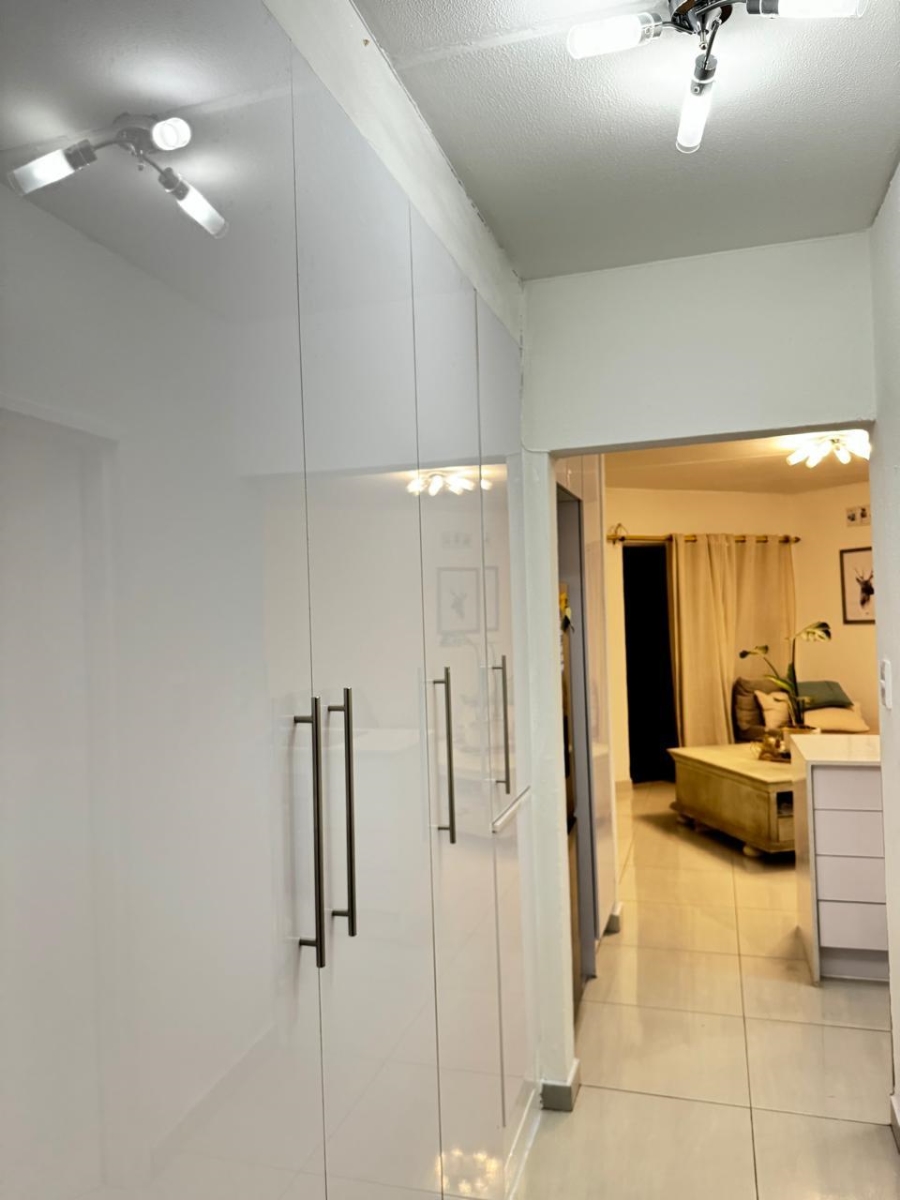 1 Bedroom Property for Sale in Bryanston Gauteng