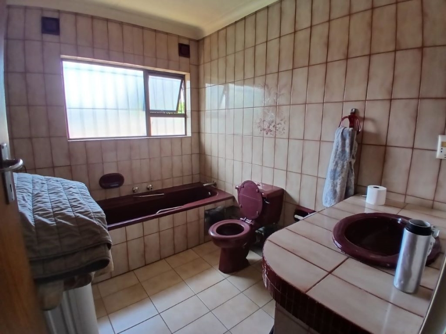 8 Bedroom Property for Sale in Parkhill Gardens Gauteng