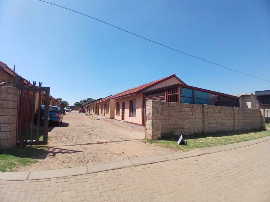 2 Bedroom Property for Sale in Toekomsrus Gauteng