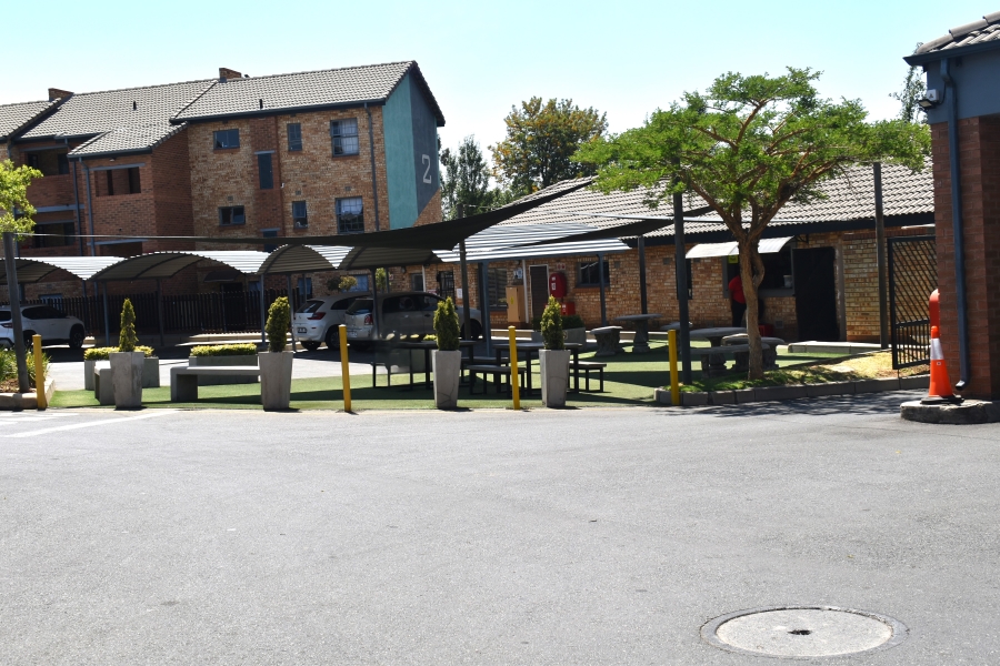 2 Bedroom Property for Sale in Erand Gardens Gauteng