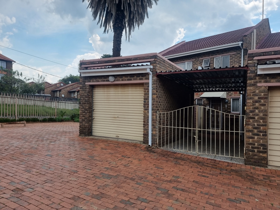 3 Bedroom Property for Sale in Kew Gauteng