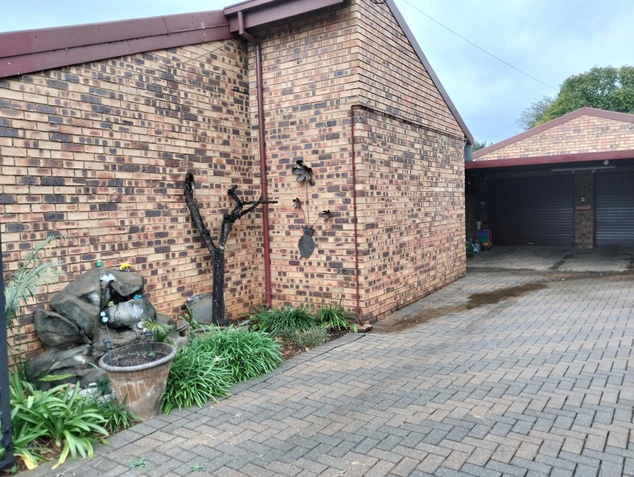 4 Bedroom Property for Sale in Garsfontein Gauteng