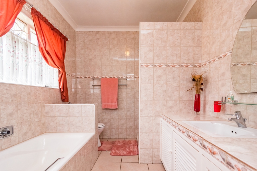 4 Bedroom Property for Sale in Rant En Dal Gauteng