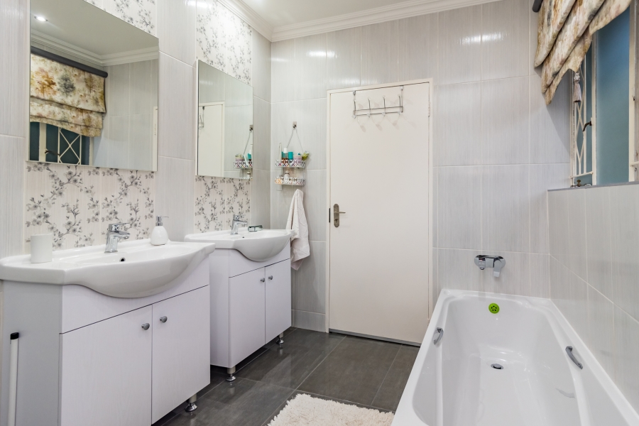 4 Bedroom Property for Sale in Noordheuwel Gauteng