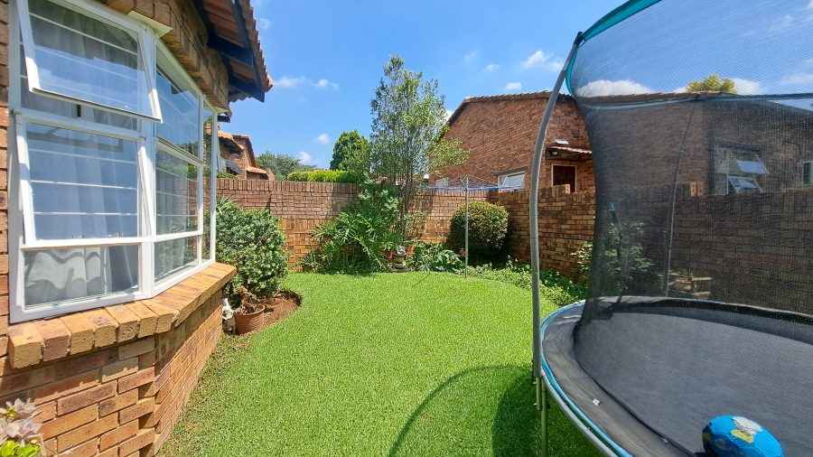 To Let 3 Bedroom Property for Rent in Bromhof Gauteng