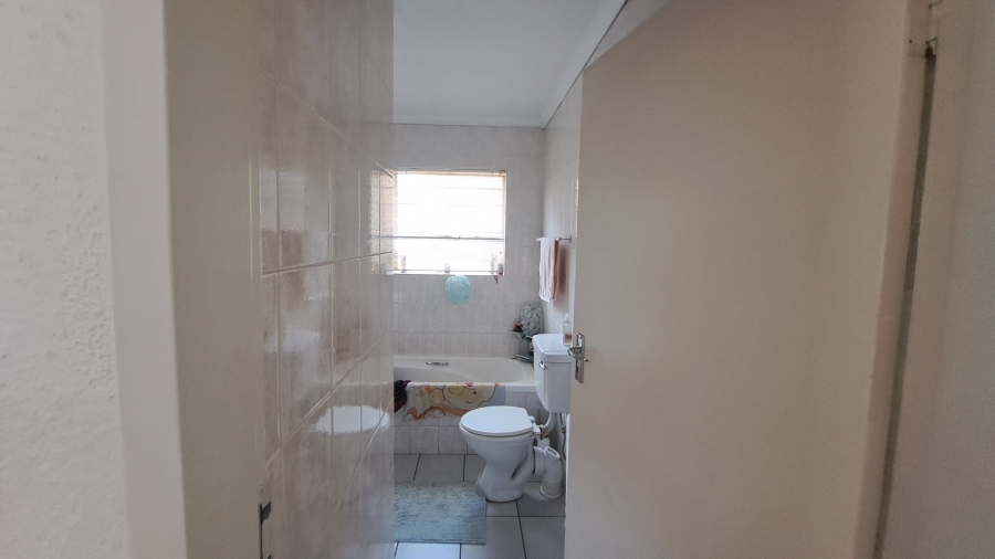 To Let 3 Bedroom Property for Rent in Bromhof Gauteng