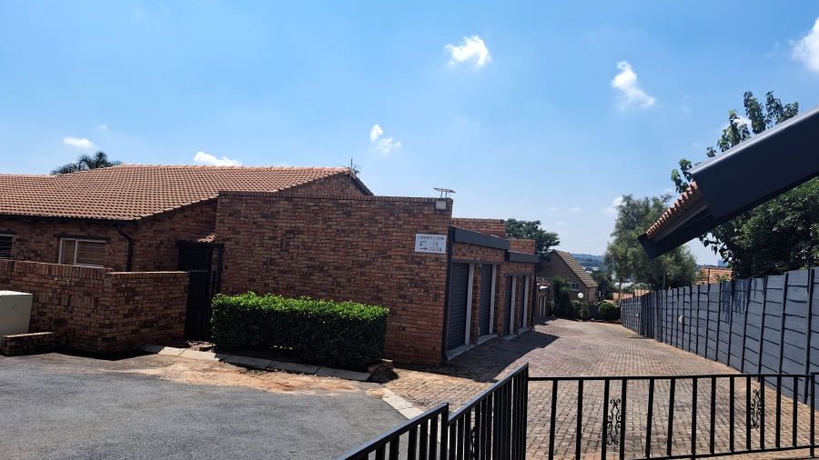 To Let 3 Bedroom Property for Rent in Bromhof Gauteng