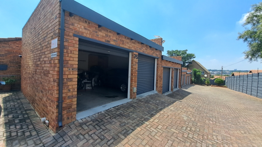 To Let 3 Bedroom Property for Rent in Bromhof Gauteng