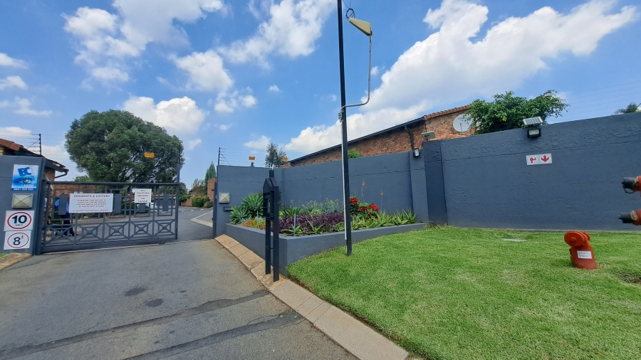To Let 3 Bedroom Property for Rent in Bromhof Gauteng