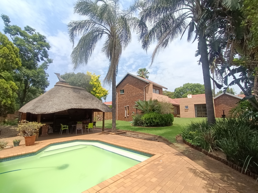 5 Bedroom Property for Sale in Rooihuiskraal Gauteng