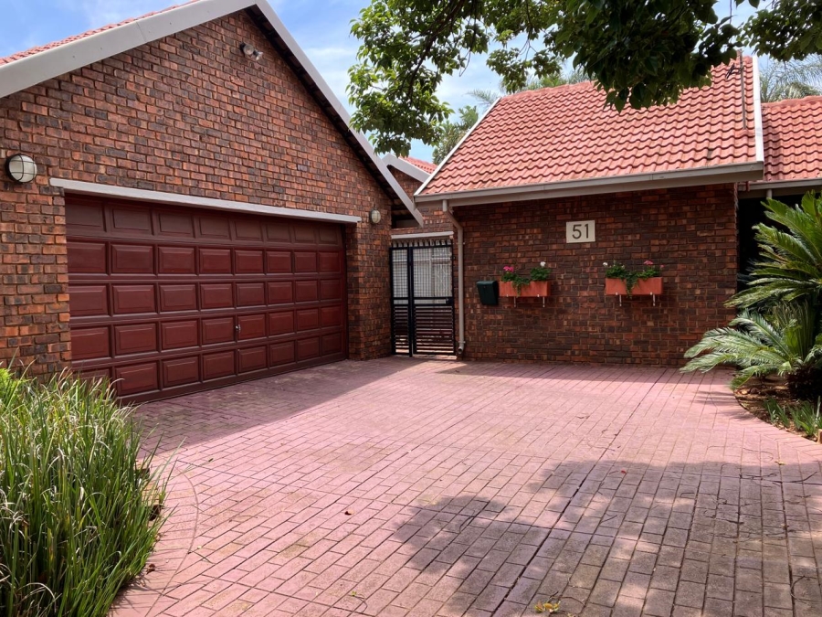 5 Bedroom Property for Sale in Rooihuiskraal Gauteng
