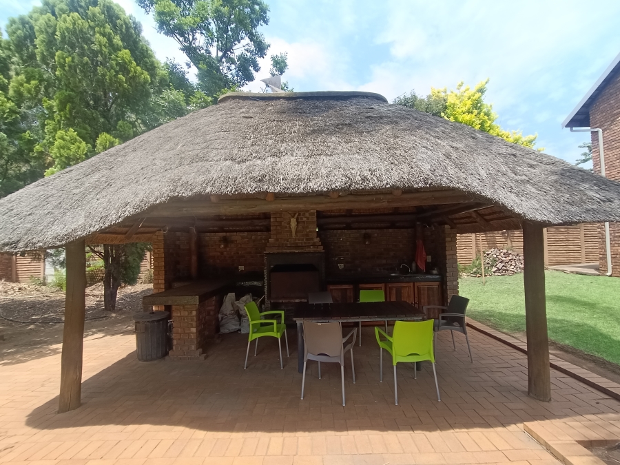 5 Bedroom Property for Sale in Rooihuiskraal Gauteng