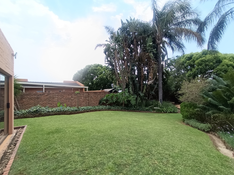 5 Bedroom Property for Sale in Rooihuiskraal Gauteng