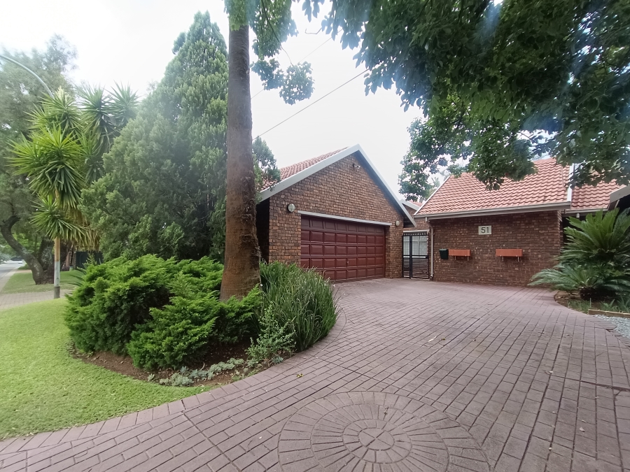 5 Bedroom Property for Sale in Rooihuiskraal Gauteng