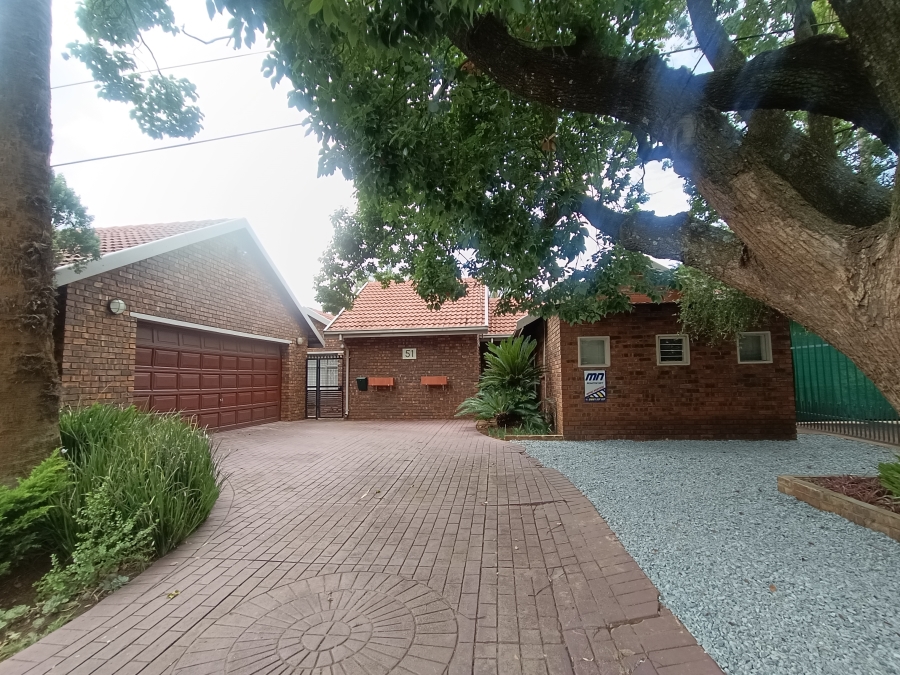 5 Bedroom Property for Sale in Rooihuiskraal Gauteng