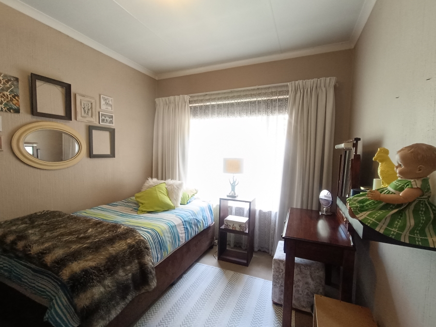 5 Bedroom Property for Sale in Rooihuiskraal Gauteng