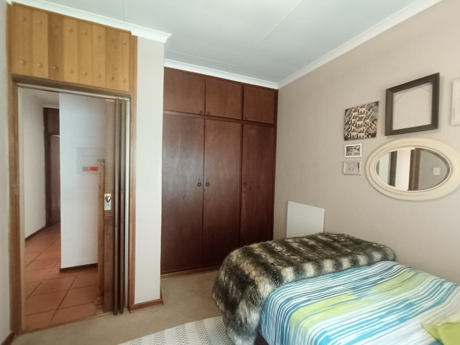 5 Bedroom Property for Sale in Rooihuiskraal Gauteng