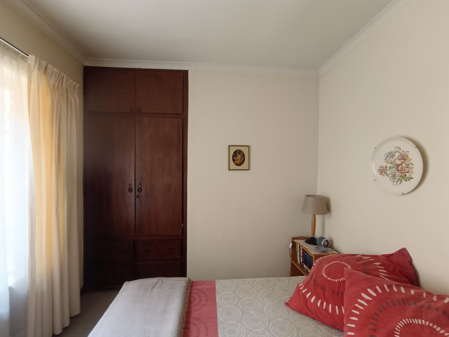 5 Bedroom Property for Sale in Rooihuiskraal Gauteng