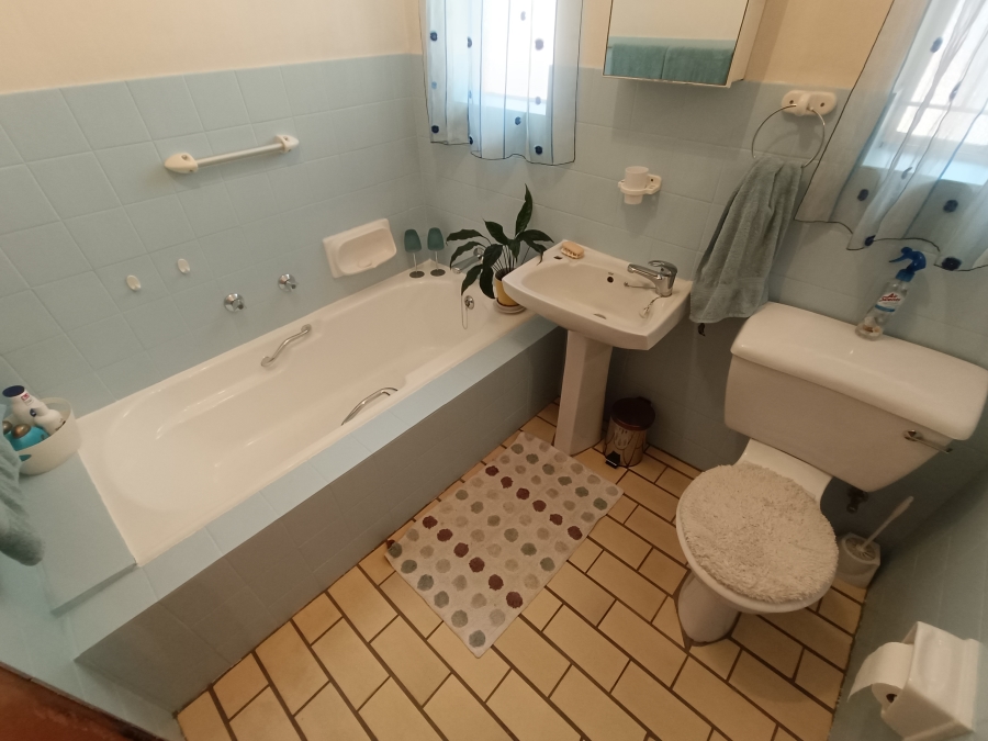 5 Bedroom Property for Sale in Rooihuiskraal Gauteng