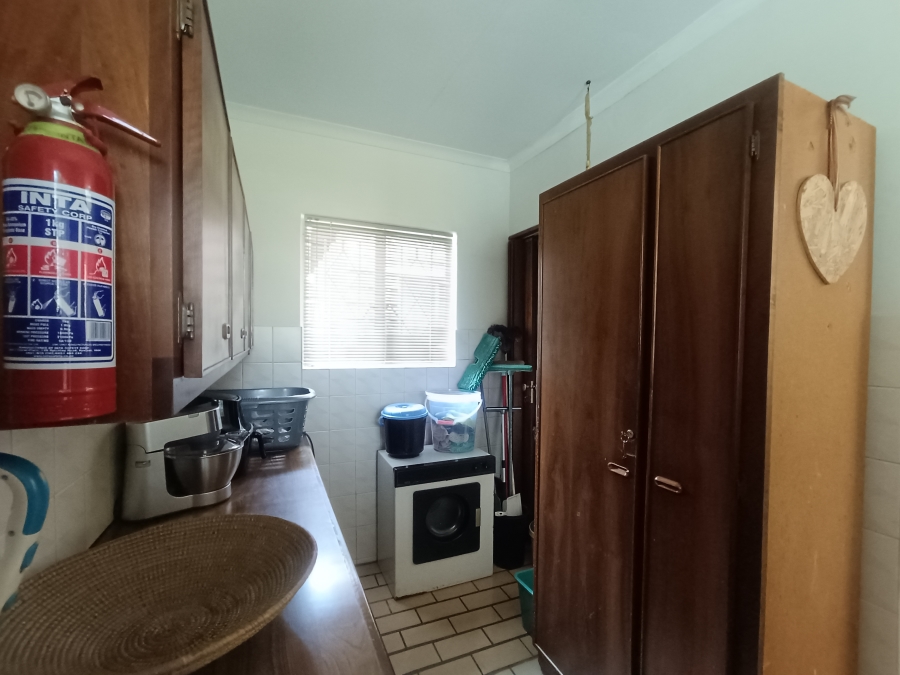 5 Bedroom Property for Sale in Rooihuiskraal Gauteng