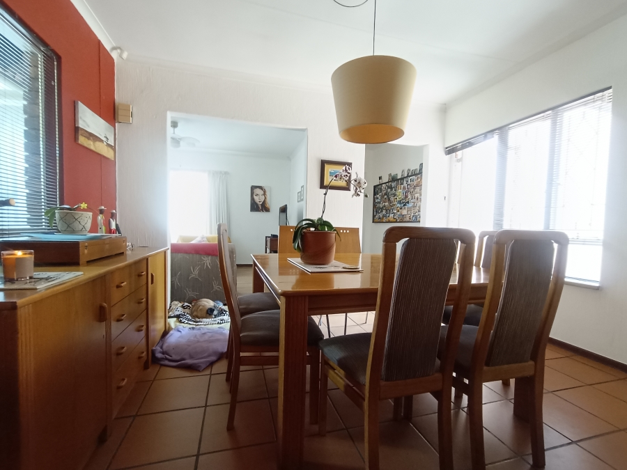 5 Bedroom Property for Sale in Rooihuiskraal Gauteng