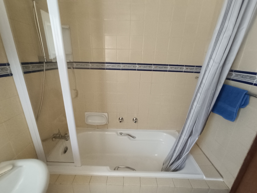 5 Bedroom Property for Sale in Rooihuiskraal Gauteng