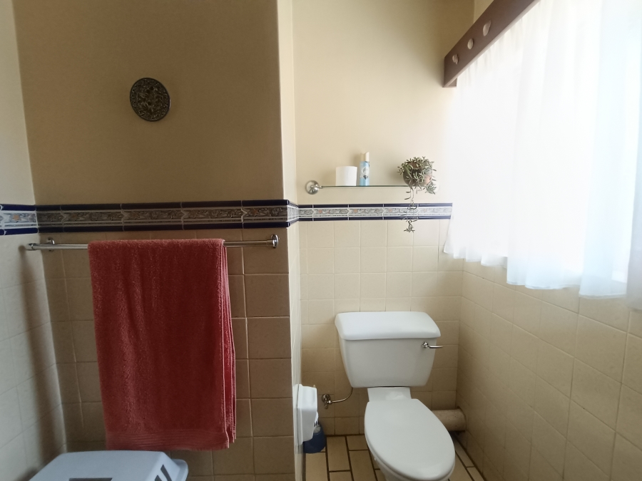 5 Bedroom Property for Sale in Rooihuiskraal Gauteng