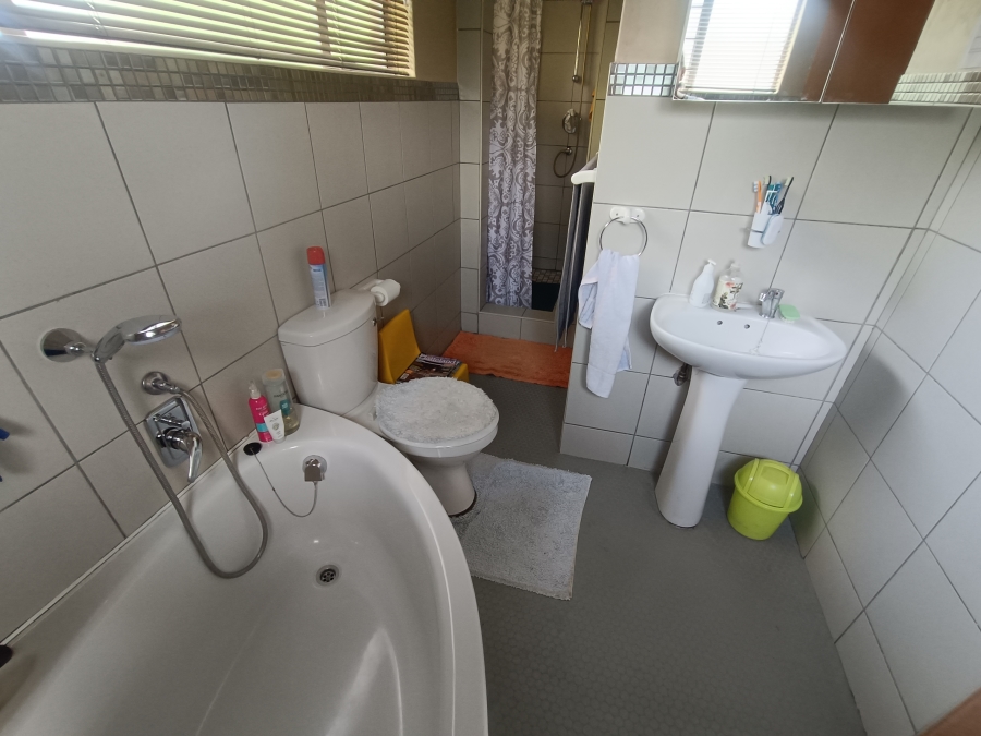 5 Bedroom Property for Sale in Rooihuiskraal Gauteng