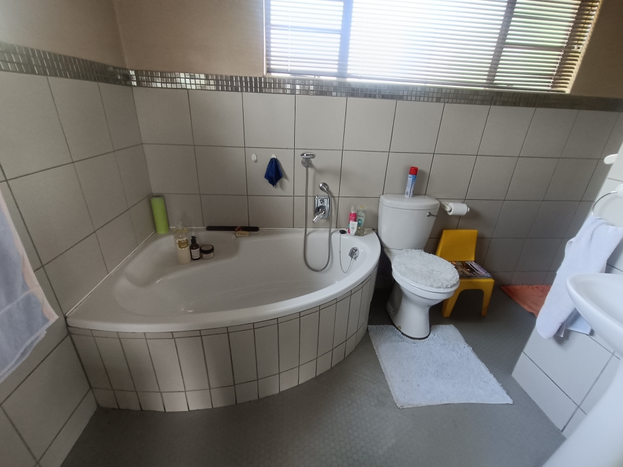 5 Bedroom Property for Sale in Rooihuiskraal Gauteng