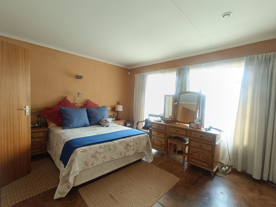 5 Bedroom Property for Sale in Rooihuiskraal Gauteng