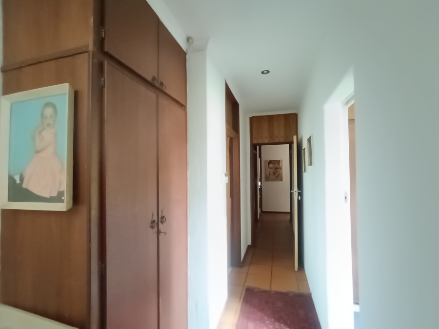 5 Bedroom Property for Sale in Rooihuiskraal Gauteng