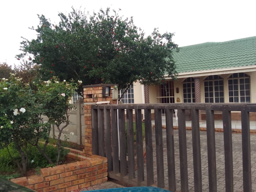5 Bedroom Property for Sale in Flora Gardens Gauteng