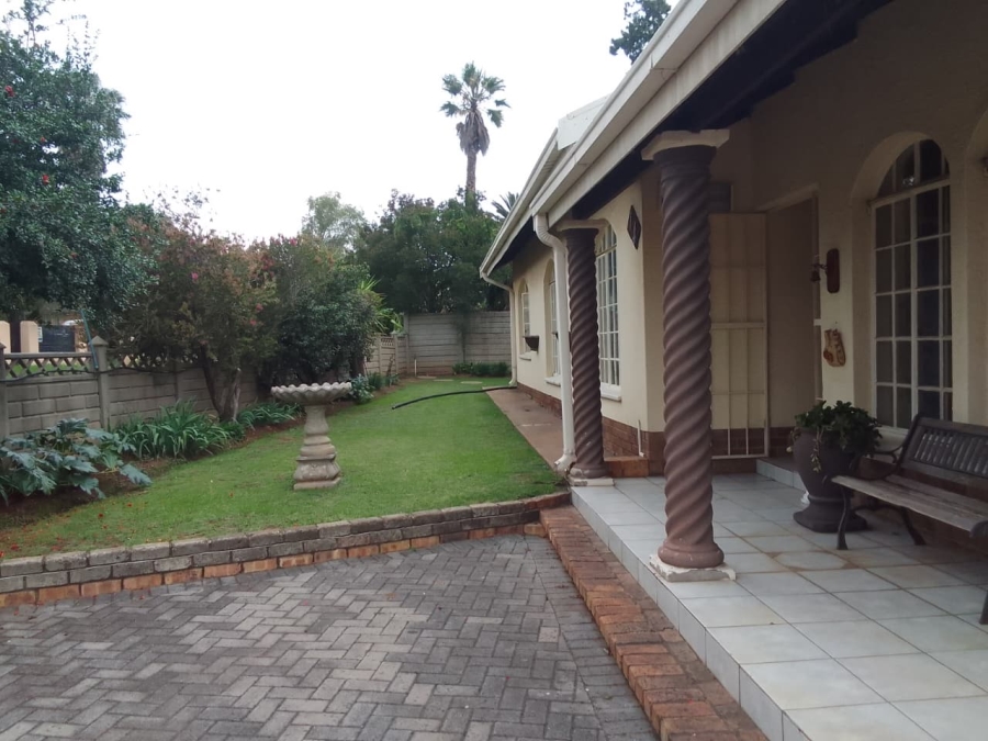 5 Bedroom Property for Sale in Flora Gardens Gauteng