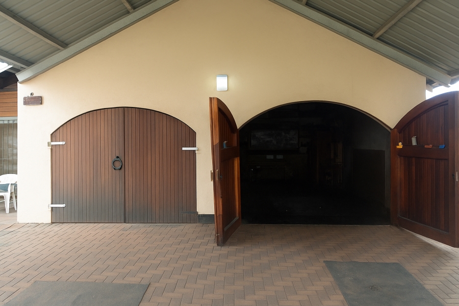 5 Bedroom Property for Sale in Flora Gardens Gauteng