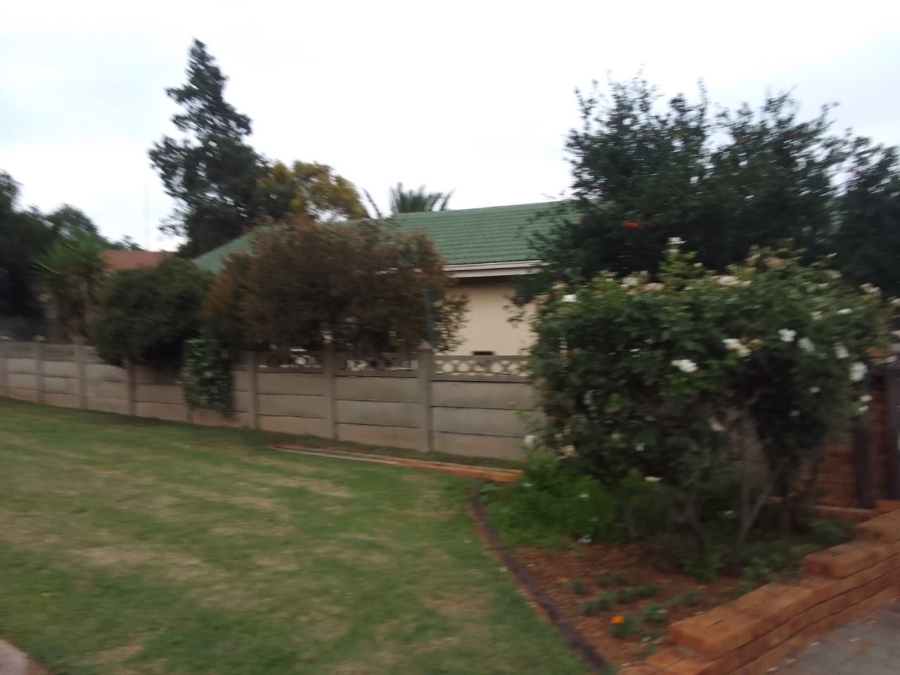 5 Bedroom Property for Sale in Flora Gardens Gauteng