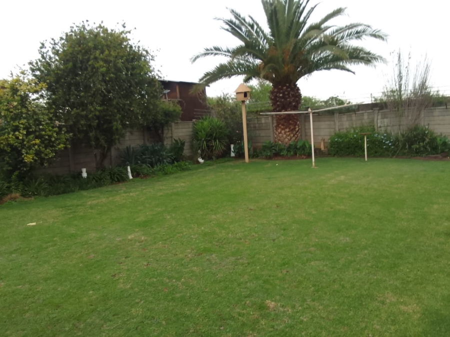 5 Bedroom Property for Sale in Flora Gardens Gauteng