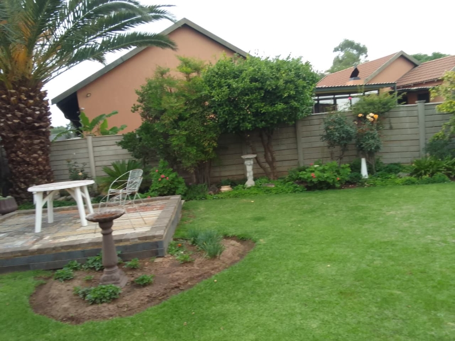5 Bedroom Property for Sale in Flora Gardens Gauteng