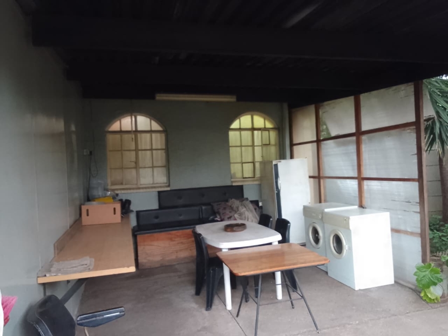 5 Bedroom Property for Sale in Flora Gardens Gauteng